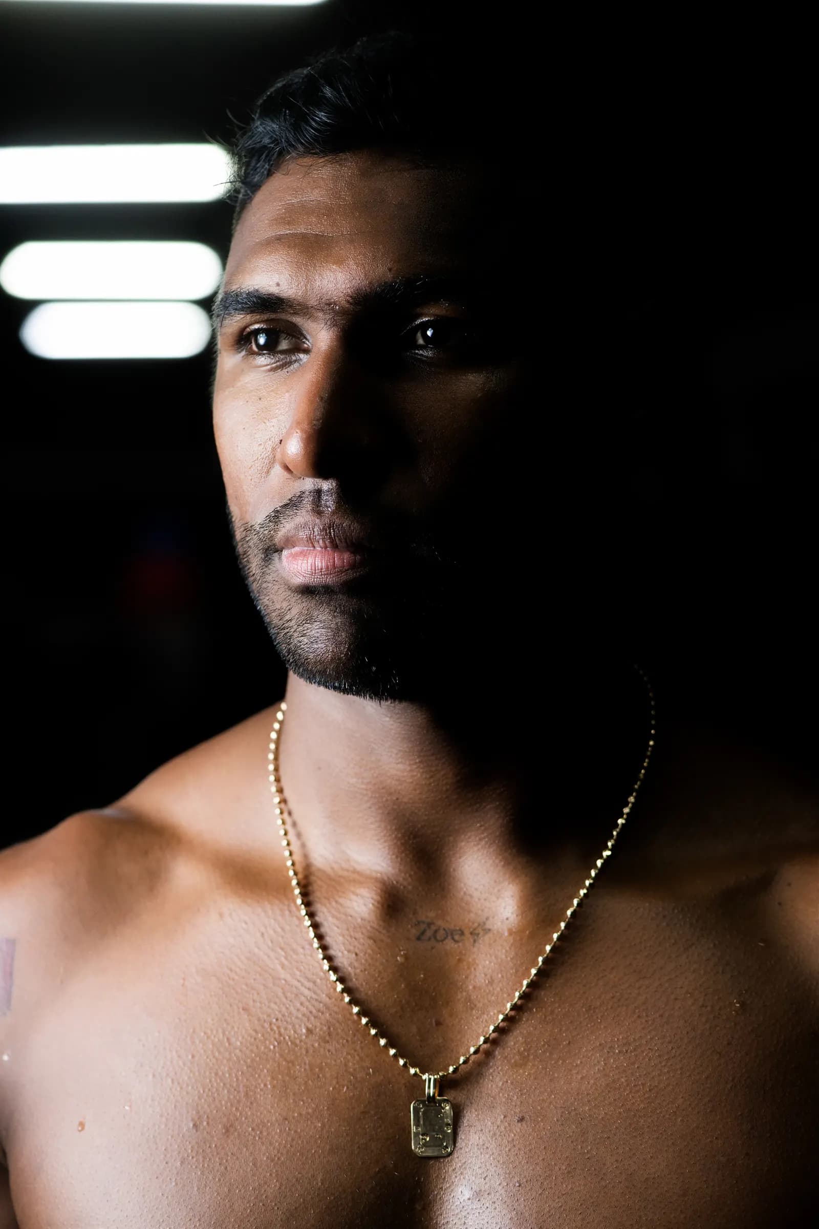 Hombre con cadena de oro 18K