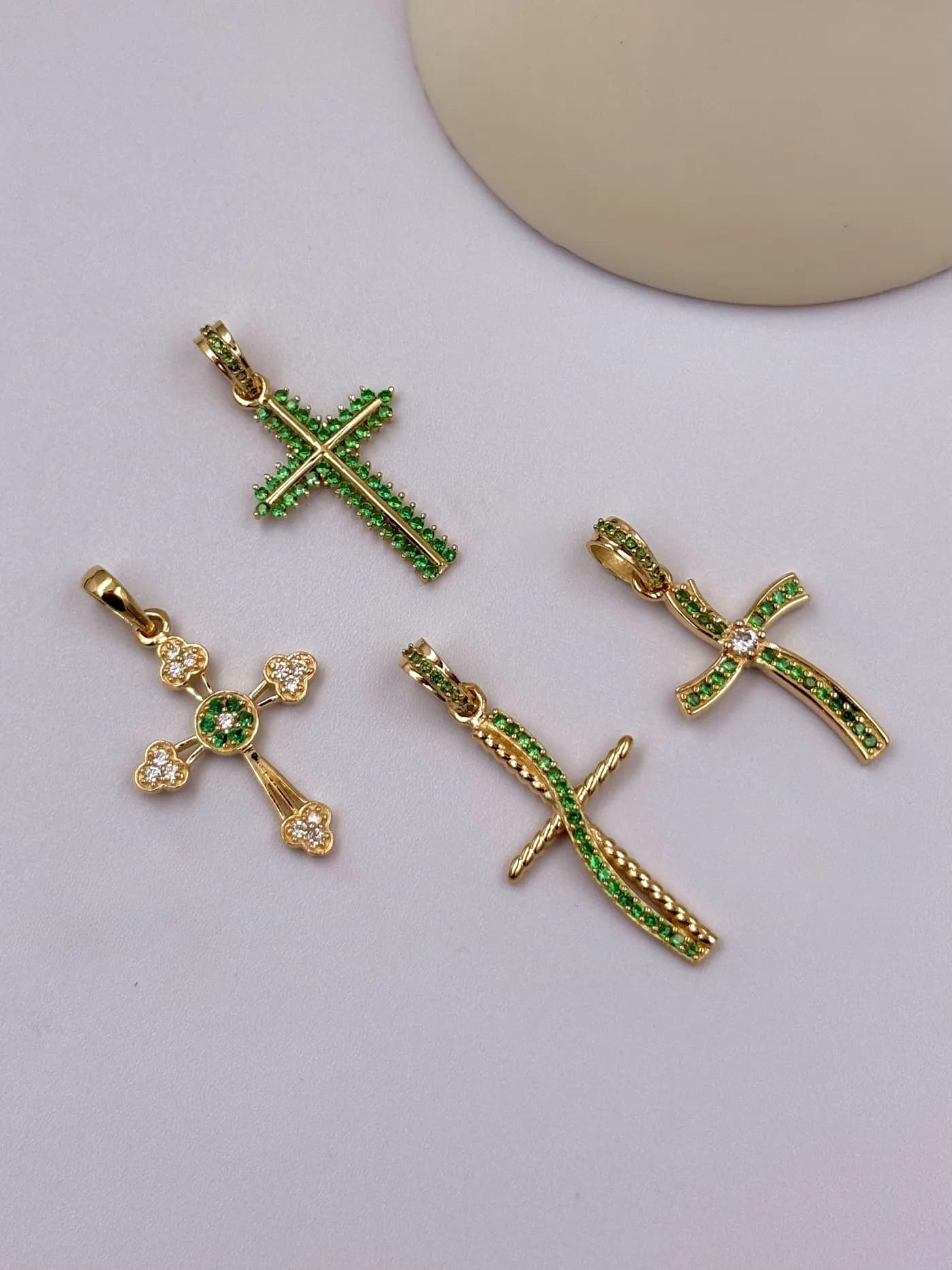 Dijes de cruz con piedras verdes