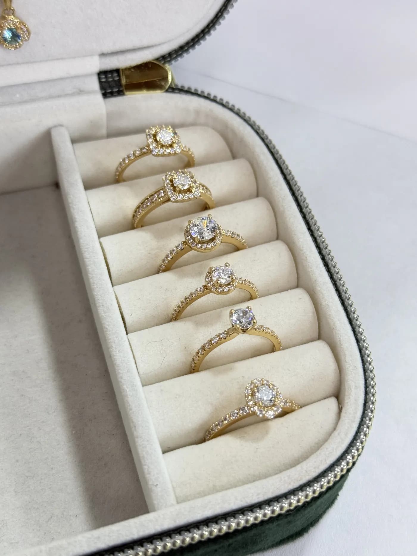 Anillos solitarios en oro 18K