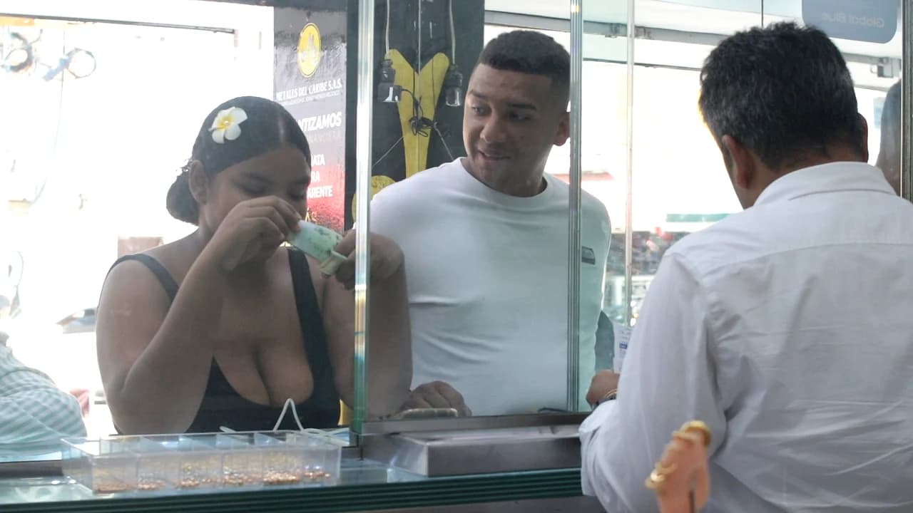 Clienta recibiendo su pago en la ventanilla
