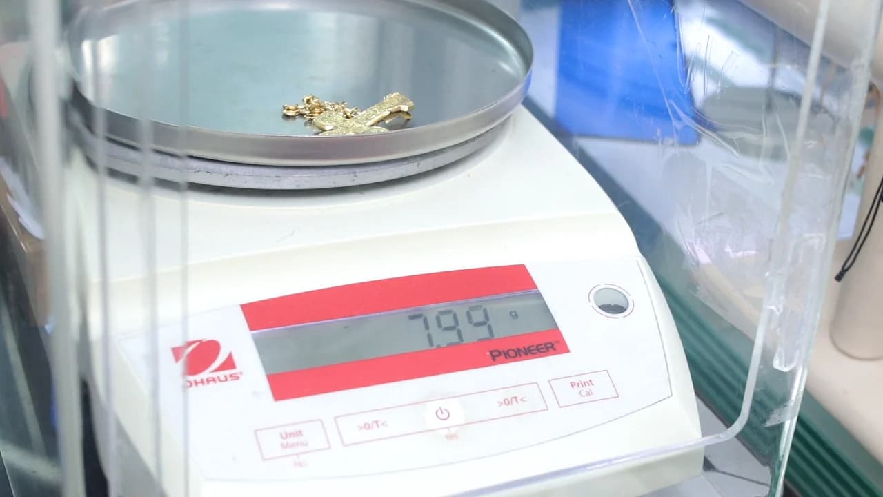 Joya en la balanza de precisión marcando 7,99 gramos