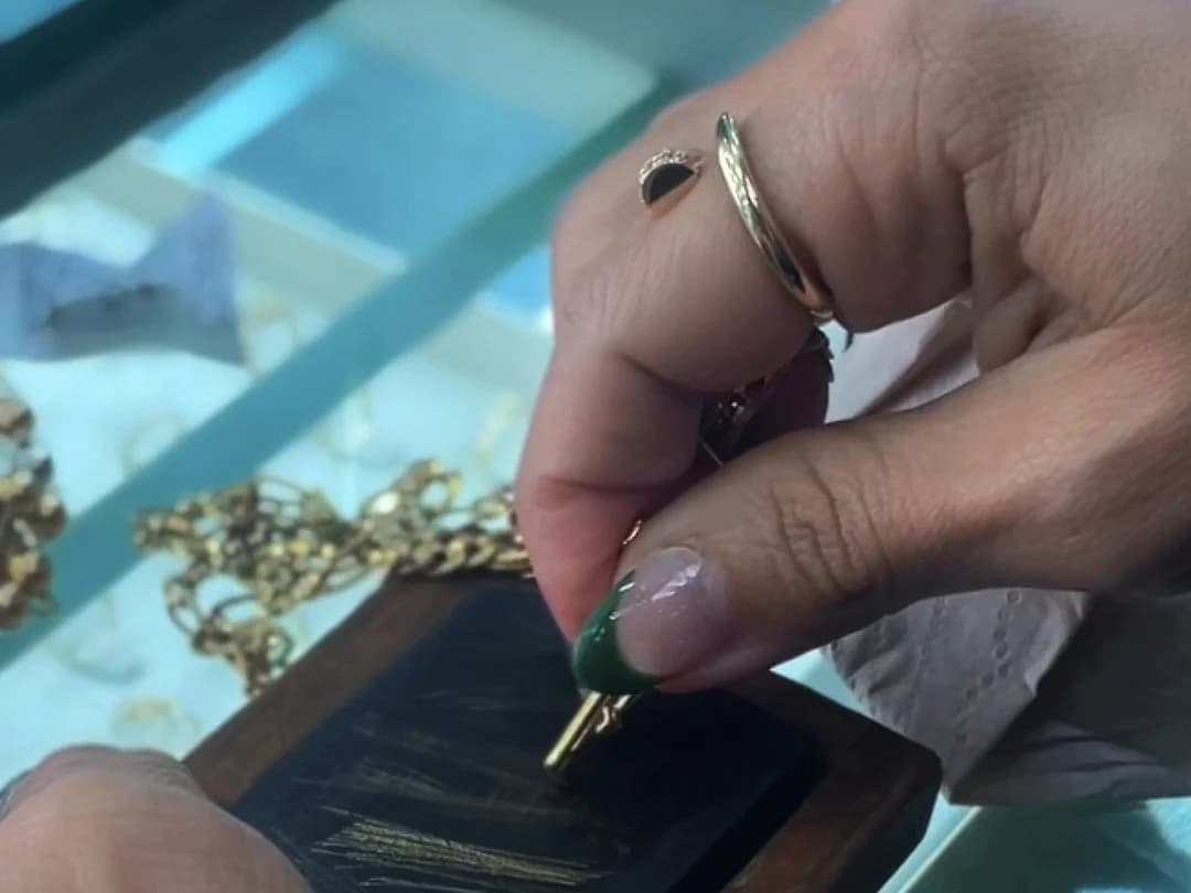 La joya se marca en la piedra de toque para verificar su ley